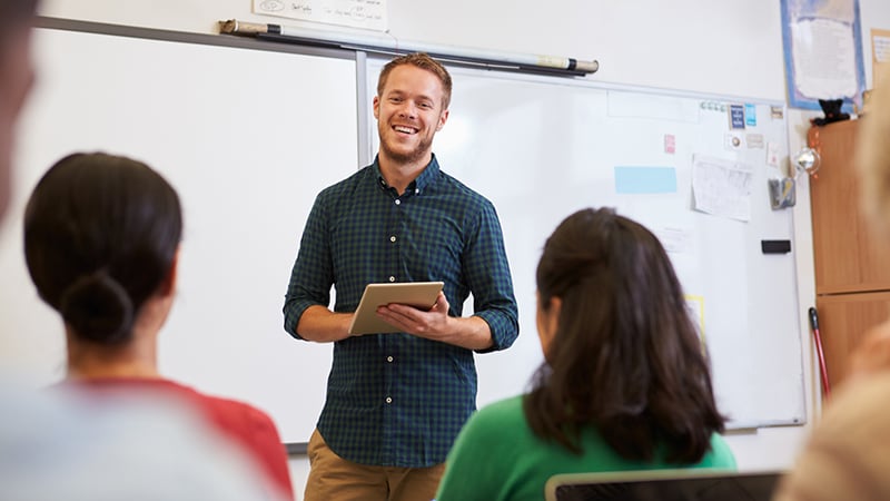 En lärare talar inför vuxna elever
