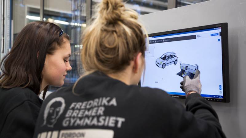 Två tjejer på Fordon